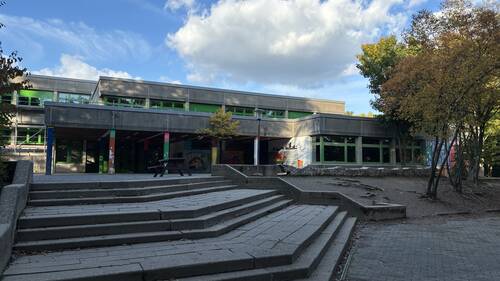 Grundschule Eingang Hof