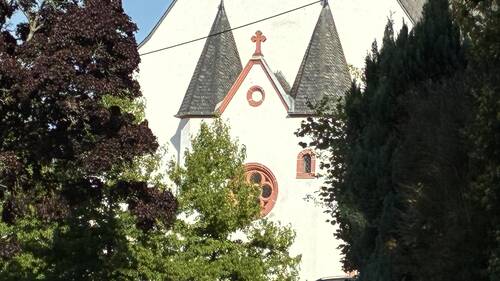 Ausschnitt Bäume und Kirche