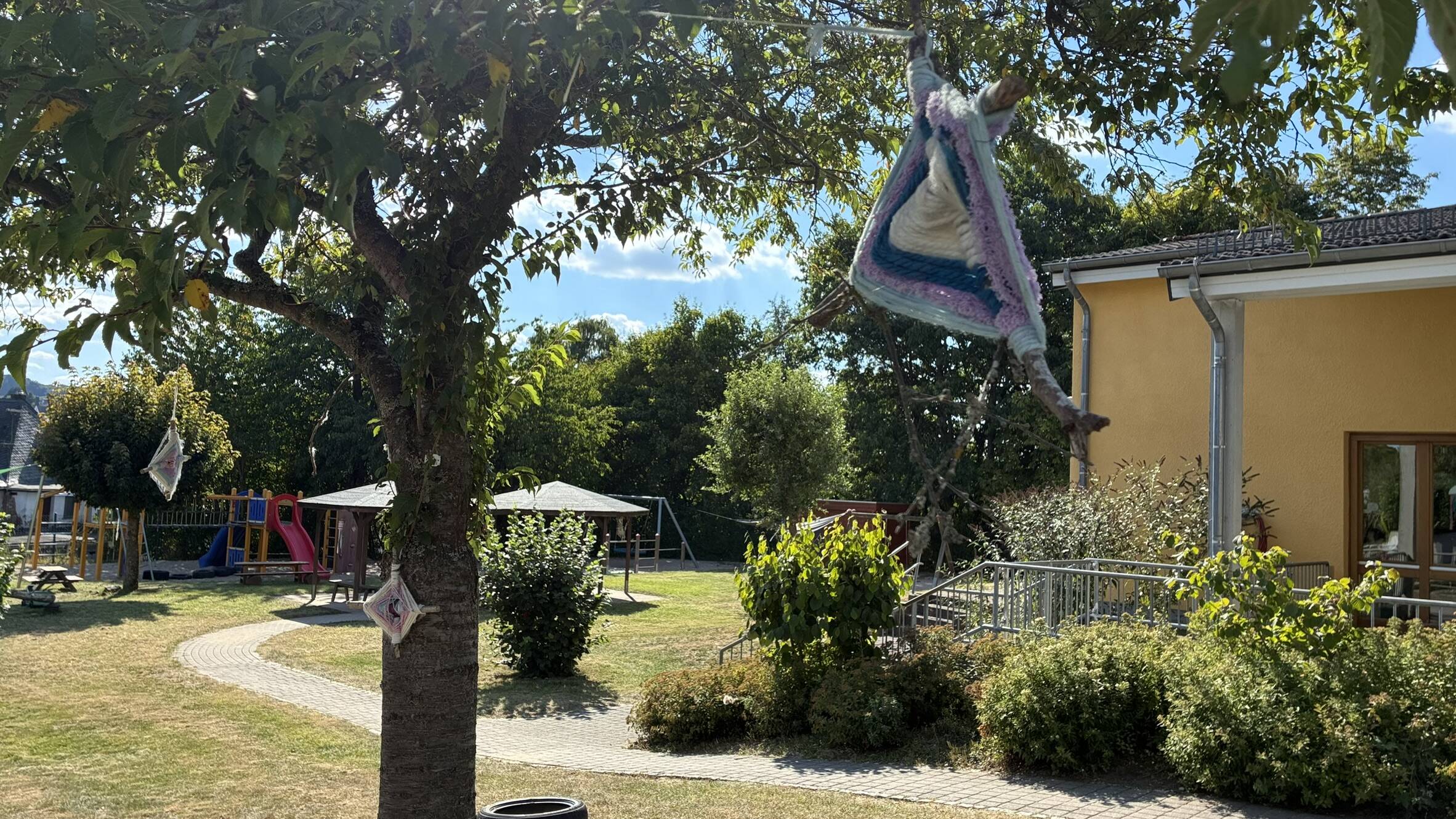 Kindergarten Pusteblume mit Baumschmuck