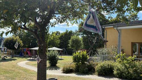 Kindergarten Pusteblume mit Baumschmuck