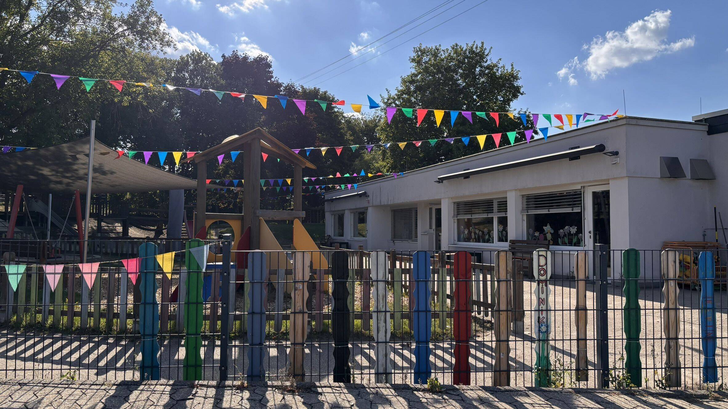Fähnchen am Kindergarten Kleine Strolche