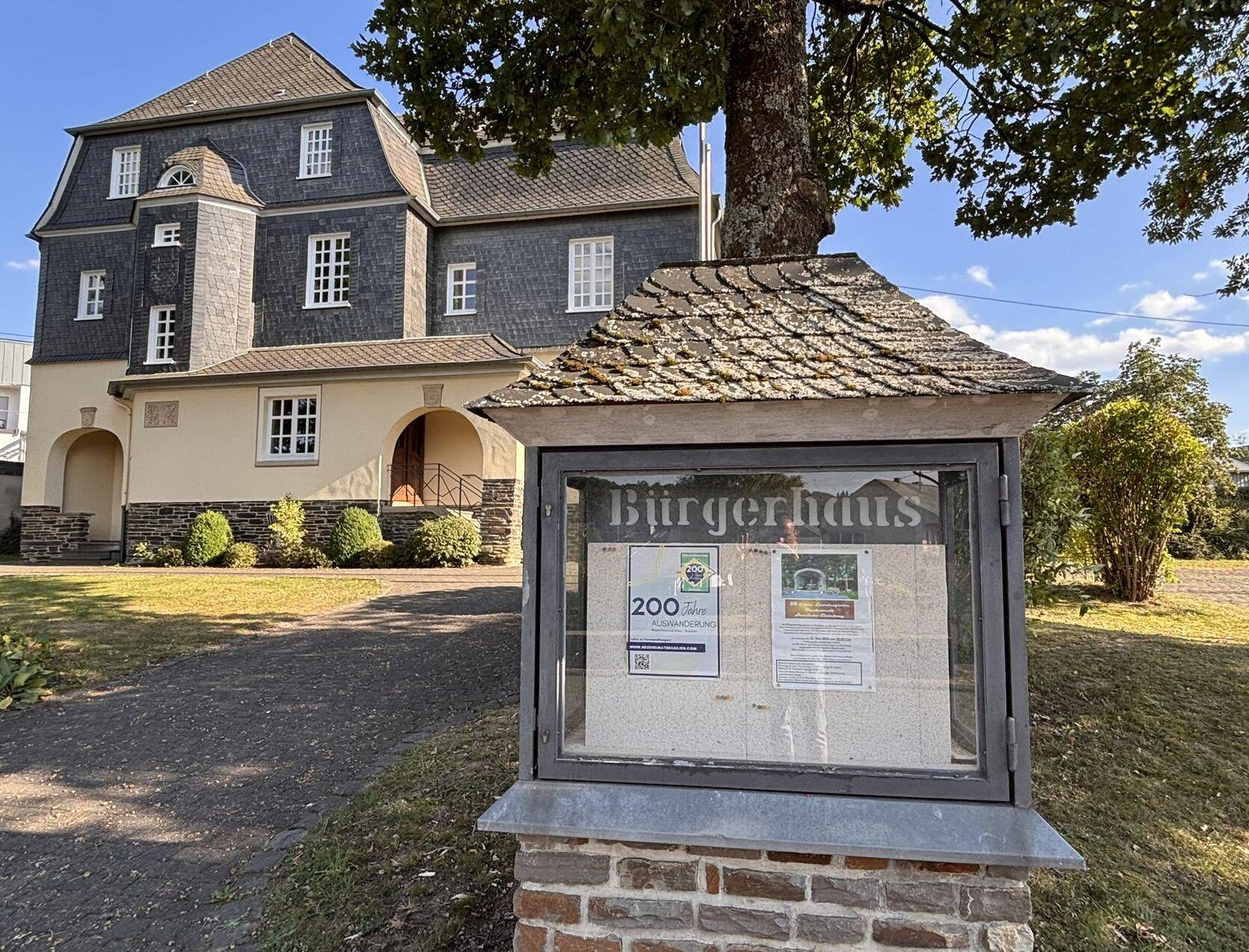 Bürgerhaus mit Bekanntmachungstafel