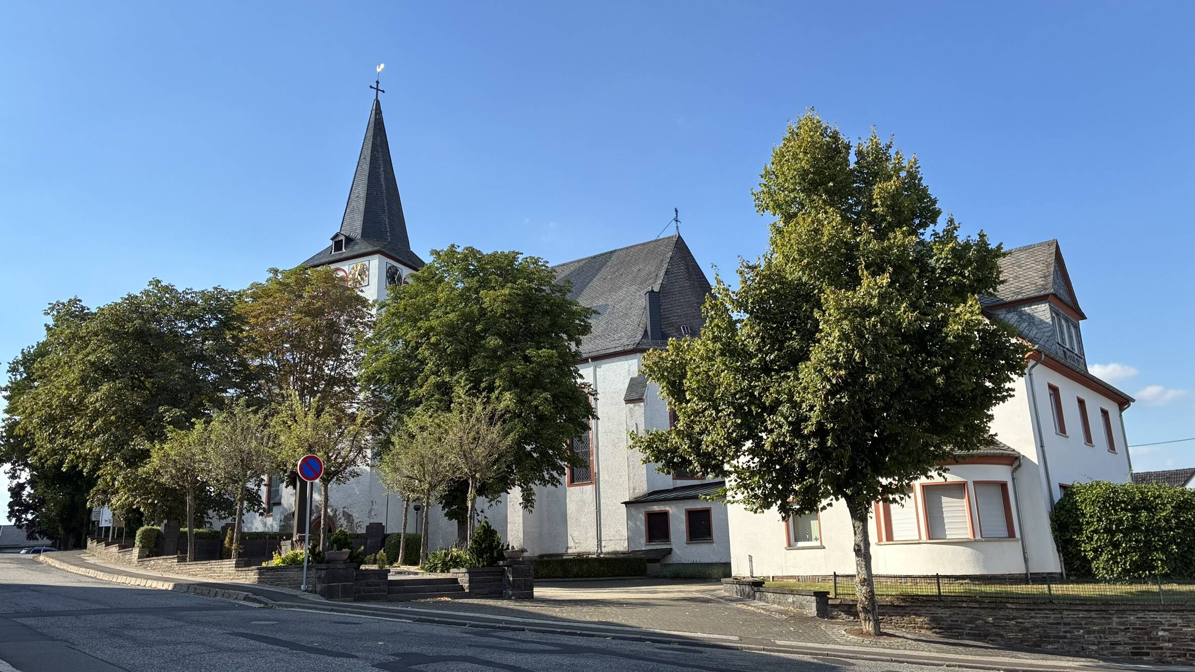Kirche und Pfarrhaus von Walhauserstraße