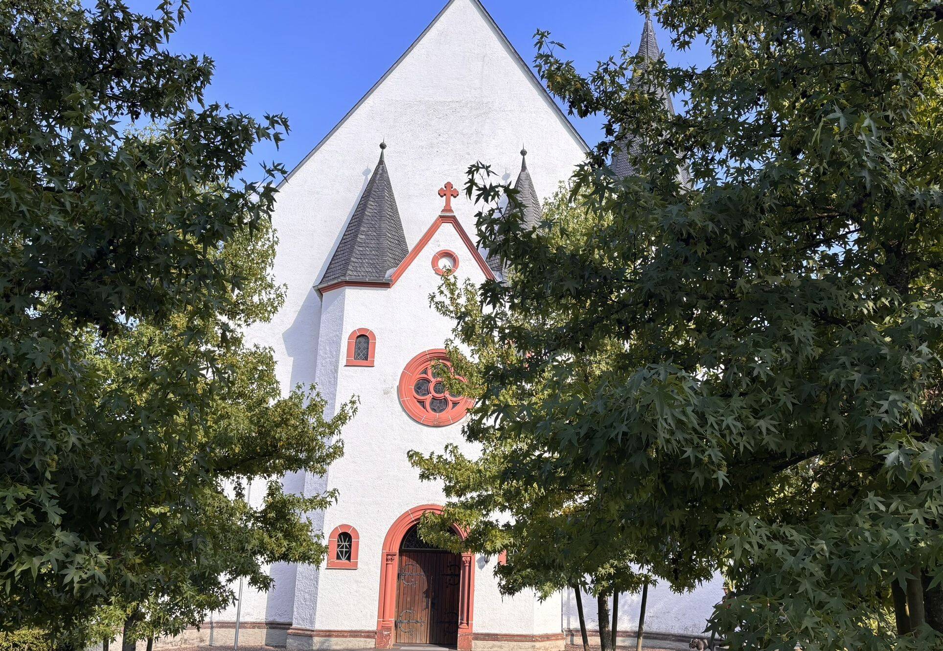 Kirche Ausschnitt Blick vom Pfarrheim