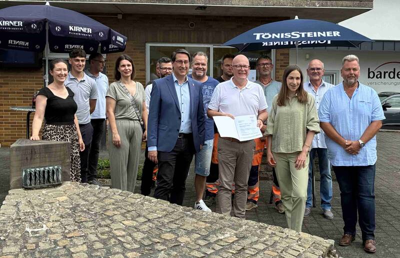 staatssekretaerin-vanessa-fischer-uebergibt-foerderbescheid-fuer-dorfplatzprojekt-s215209