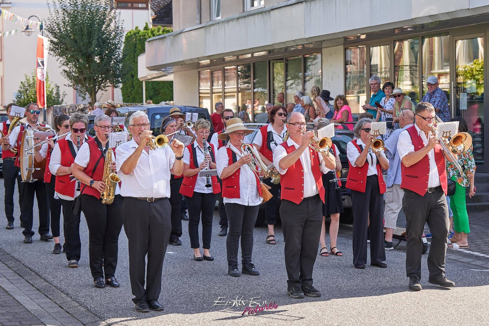 Musikverein Blankenrath beim Straßenumzug